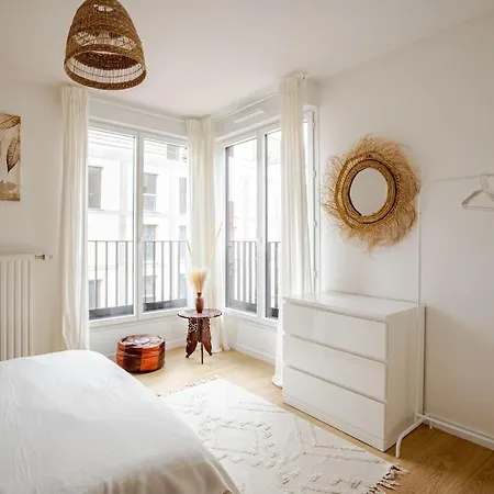 2 Near Paris Daire *
