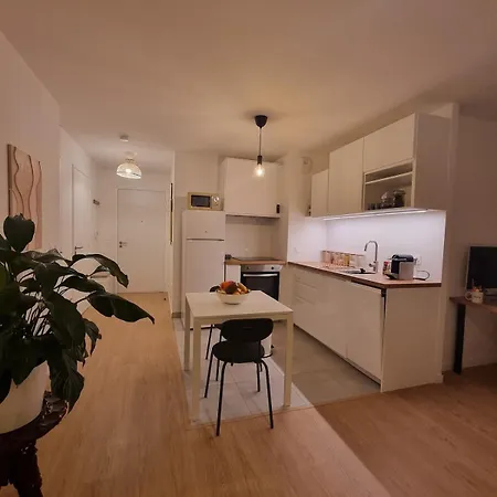 2 Near Paris Daire