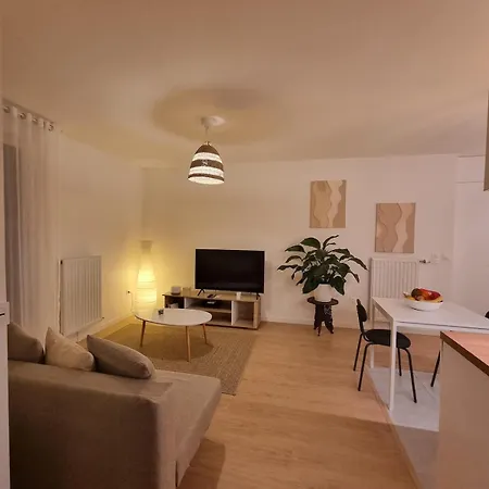 2 Near Paris Daire
